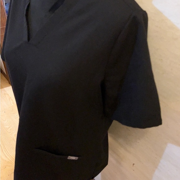 FIGS Casma Three-Pocket Scrub Top. - Picture 7 of 12